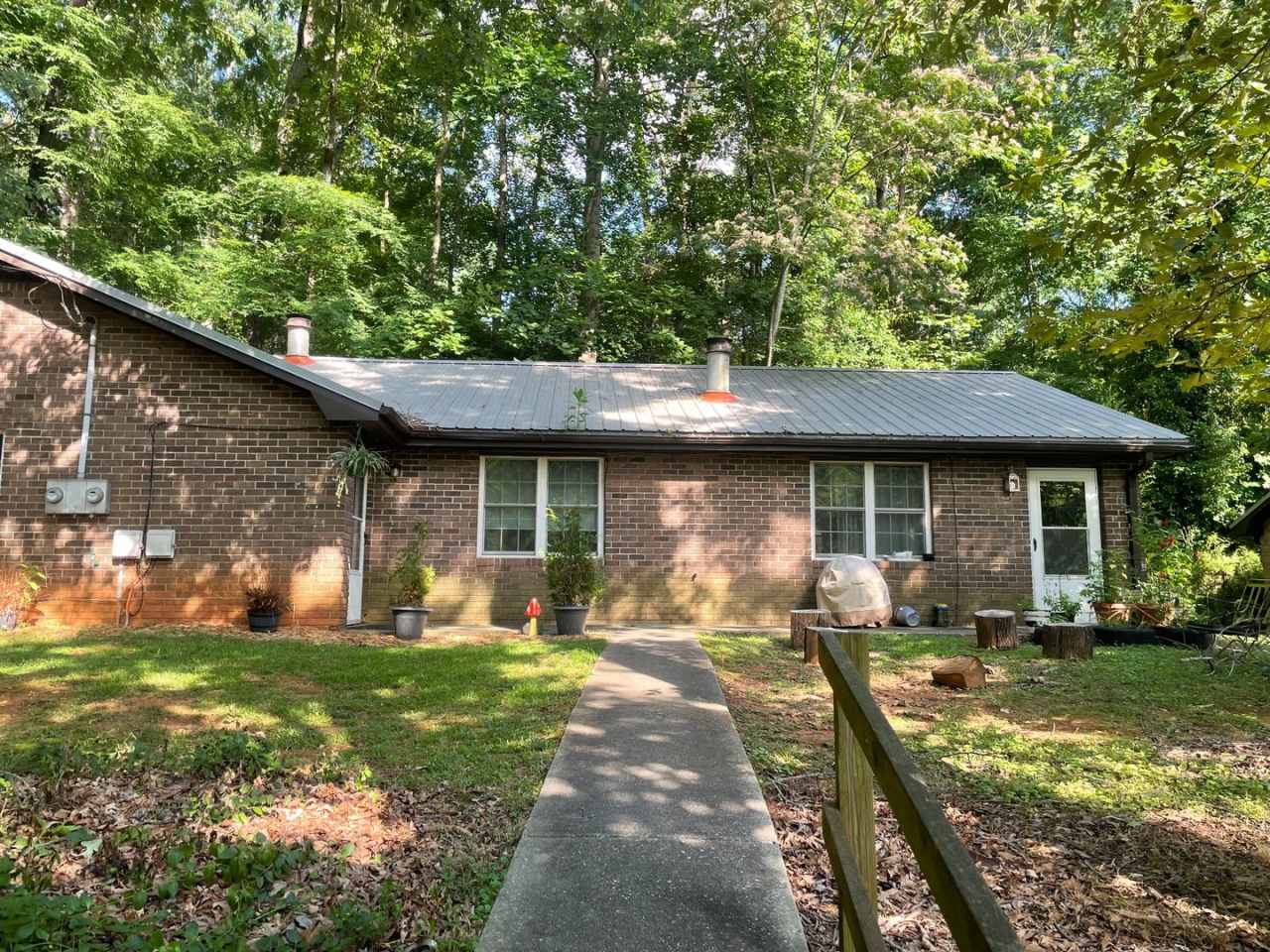 2 bedroom 1 bath duplex is located off Whitehead Rd!