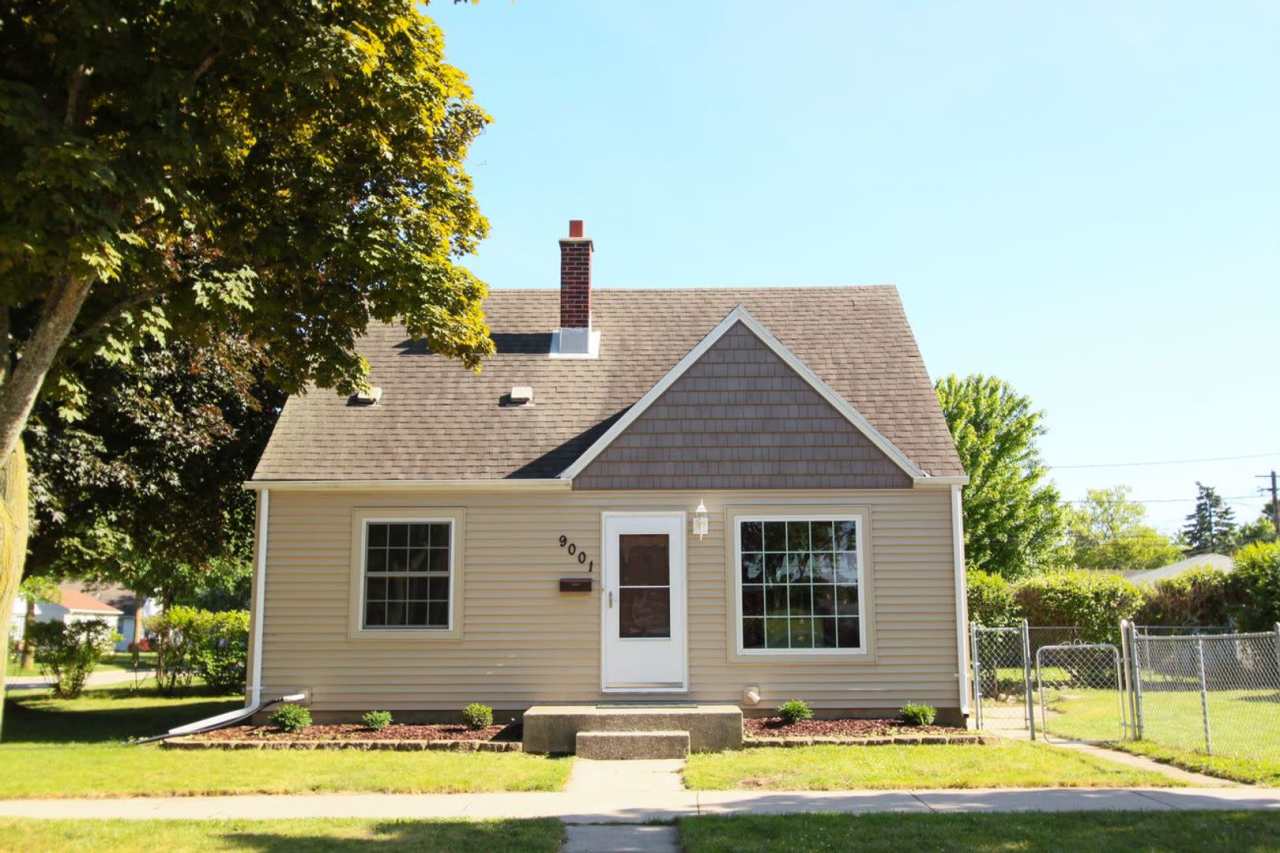 Spacious 3 bedroom 1.5 Bath Gem Available Great location!