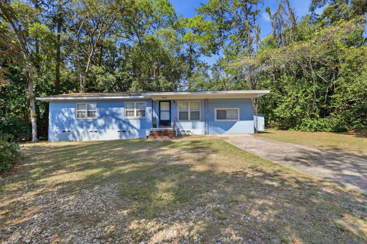 4 Bedroom House with Back Deck