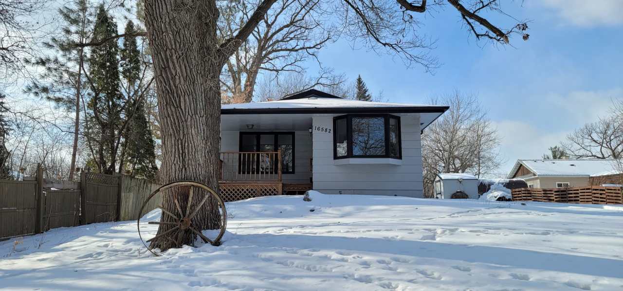 3 Bed/2 Bath House- Shared access to Prior Lake! Available Now!