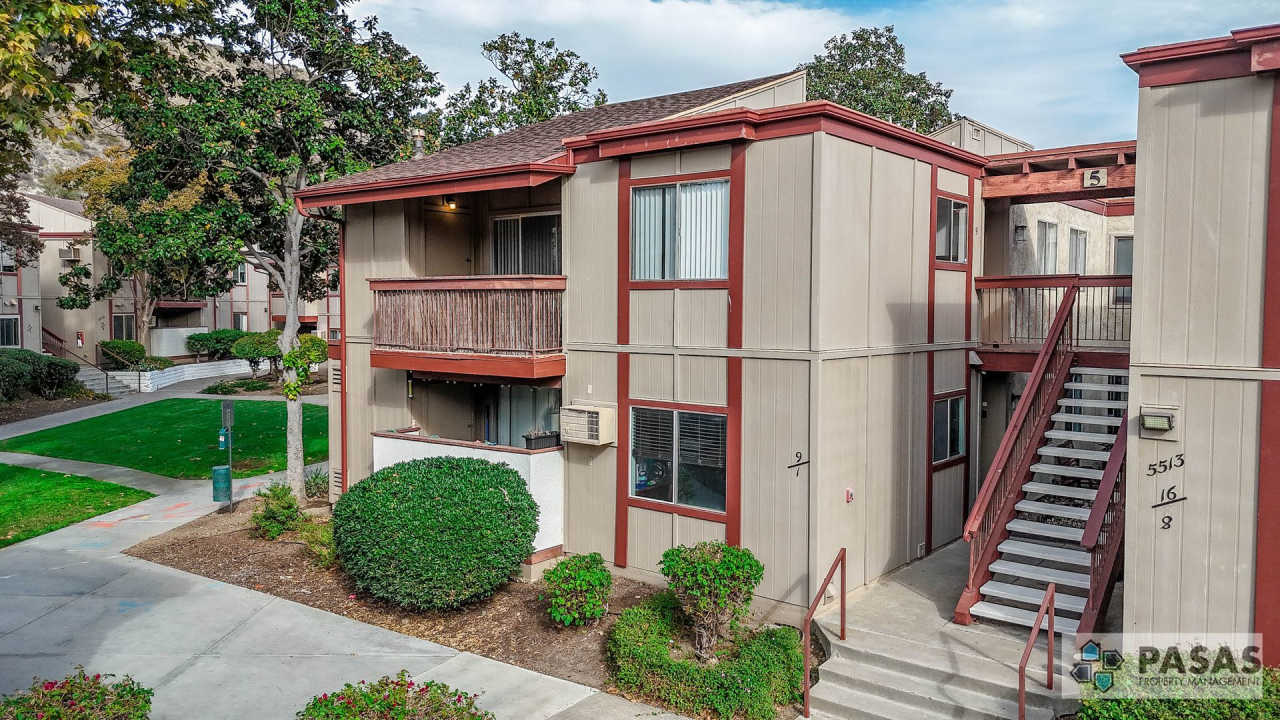 2nd Floor 3 bed/2 bath Condo!