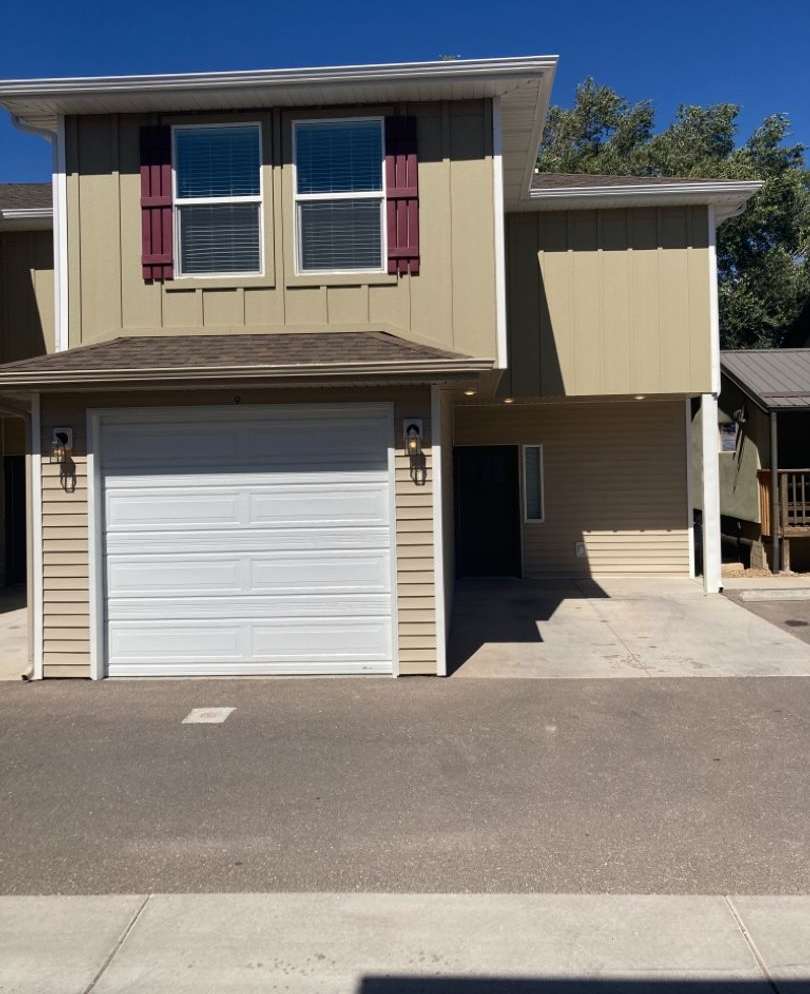 Move-In Discount! 2 Bedroom + Den/Office 2.5 Bathroom -1 year new in the heart of Cedar City!