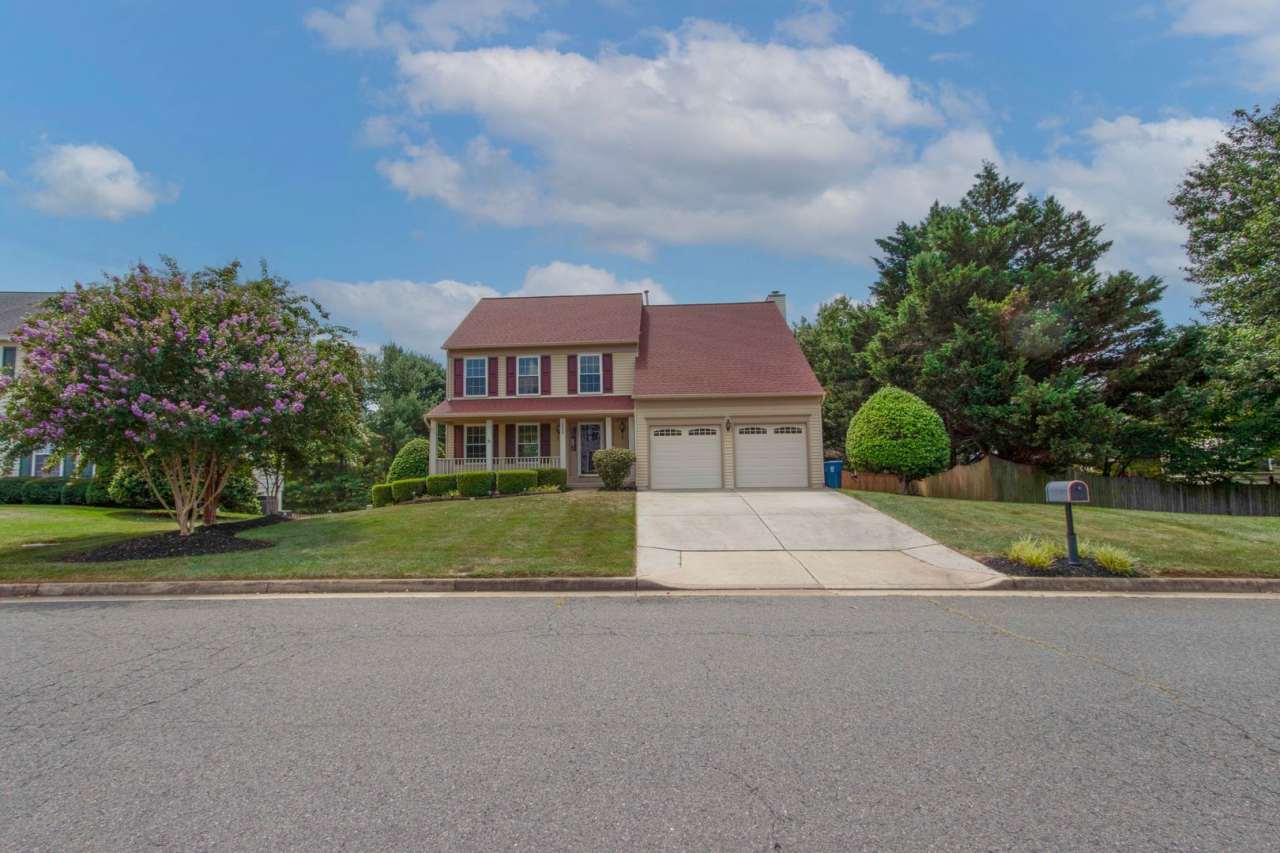 Spacious 5-Bedroom Retreat with Private Pool in the Heart of Manassas