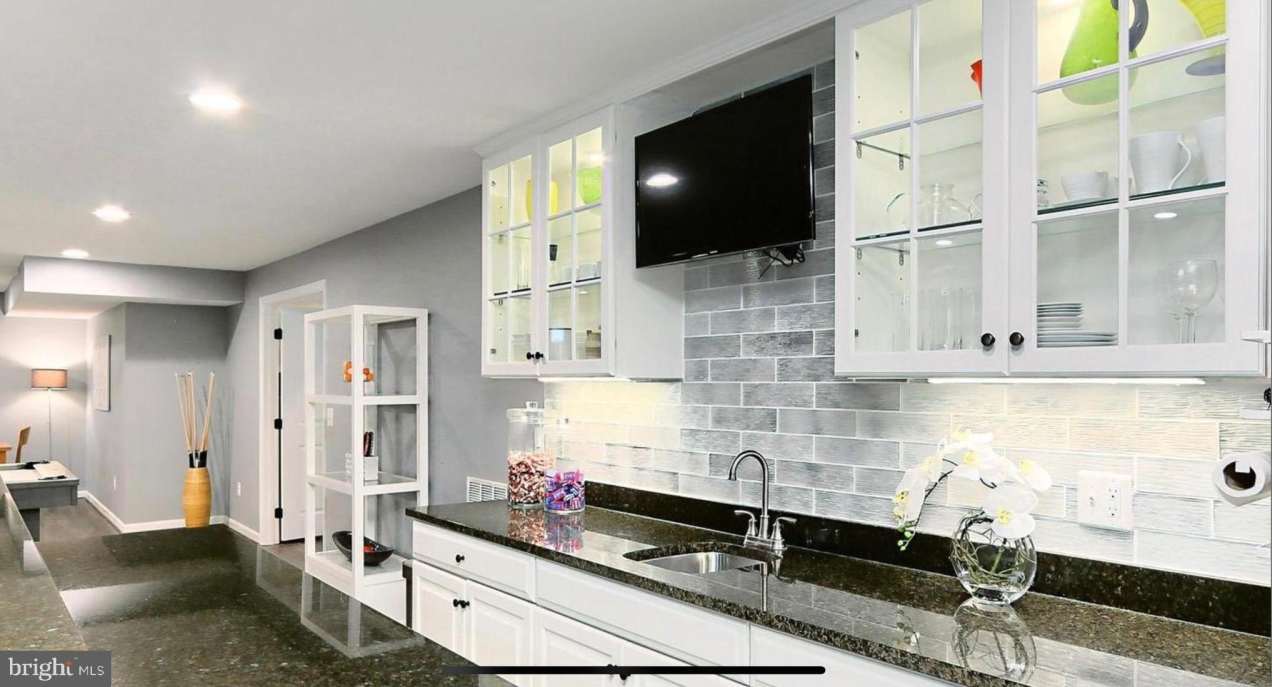 6805 LAKE ANNE COURT