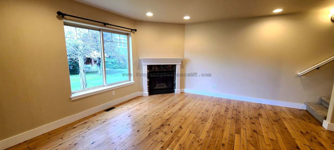 **$1,000 off first month rent!** Beautiful 3 Bed 2.5 Bath Townhouse with ALL the amenities!