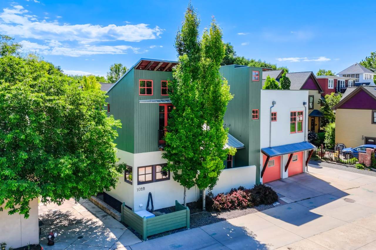 ABSOLUTELY BEAUTIFUL 4-Bedroom Townhome in the Highly Sought-After Prospect Neighborhood!