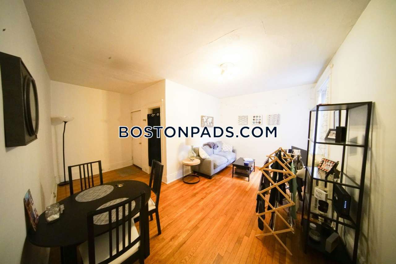 Bright 2-Bedroom Apartment in Brookline – In-Unit Laundry  Prime Location