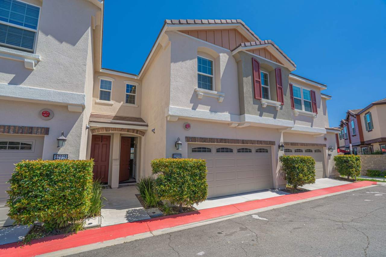 Stylish 3 Bedroom Home in the Gated River Village Community!