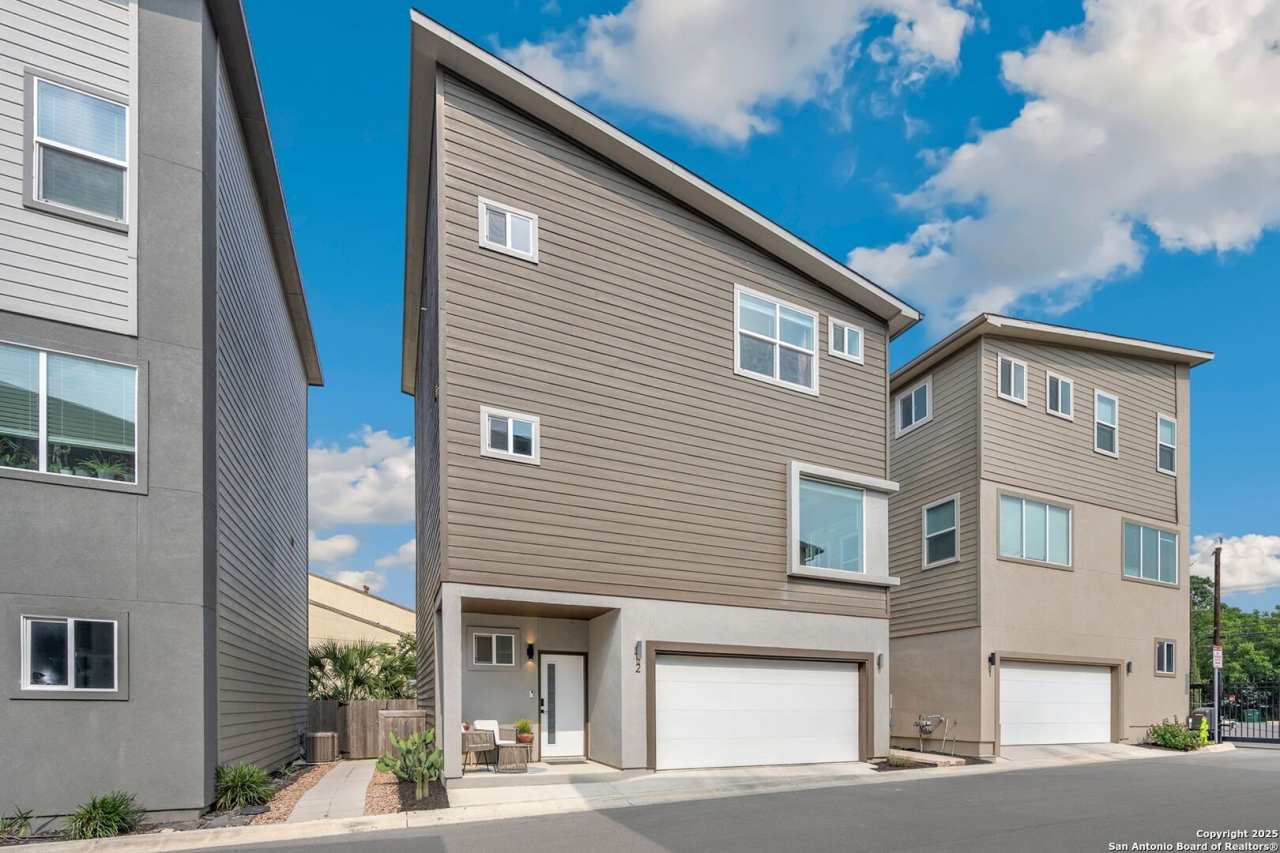 1618 W Lawndale unit: 2