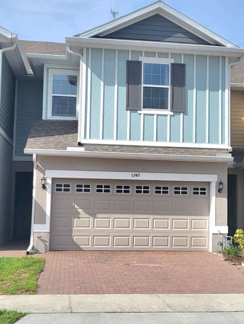 3bed/2.5 Bths Townhome in Fishhawk. Lots of amenities and walking distance to A rated schools!