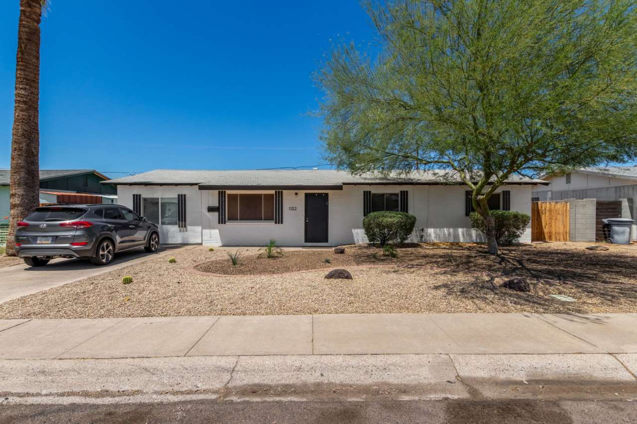 4 bed 2 bath home in the heart of Tempe with pool!