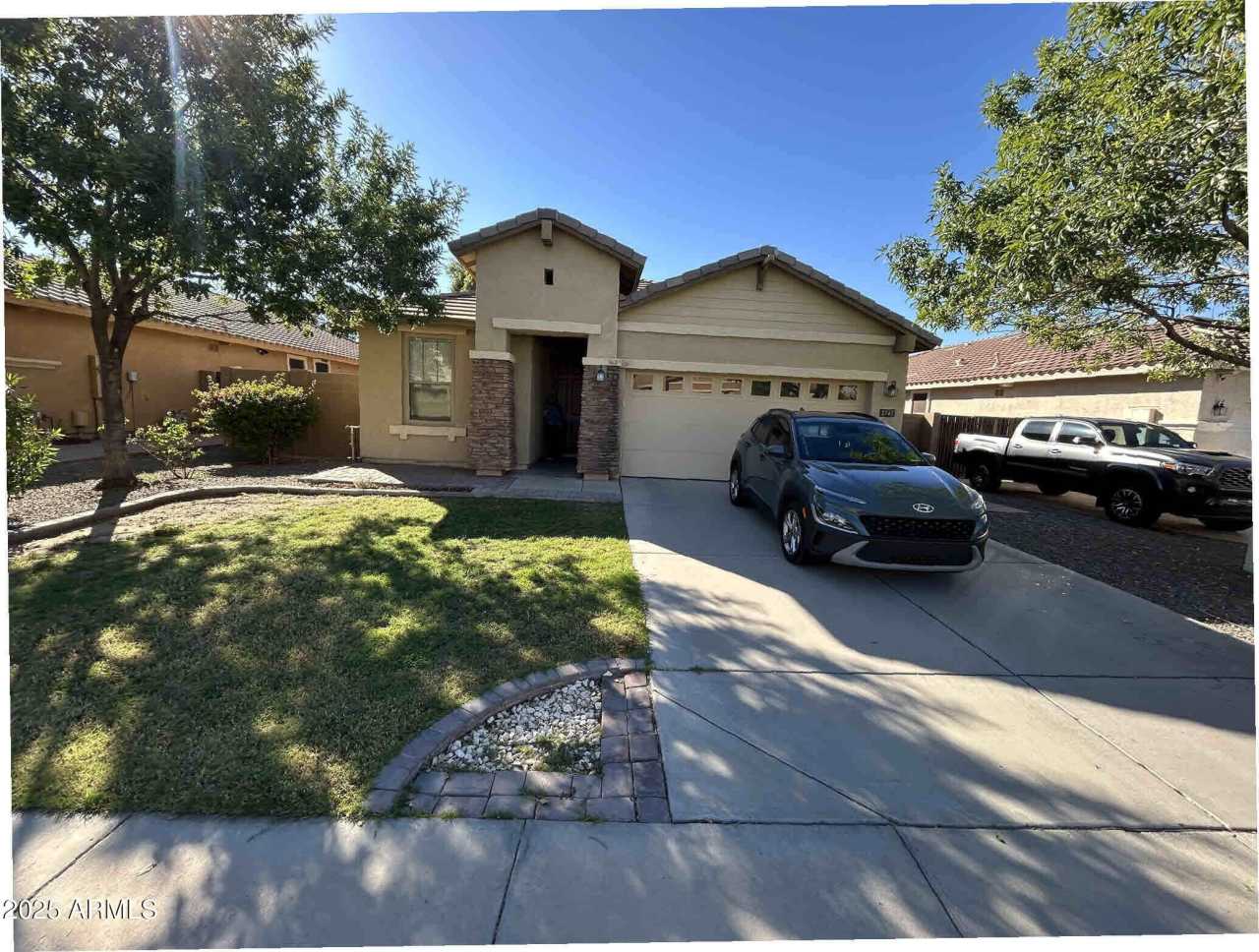 2747 E CLIFTON Avenue