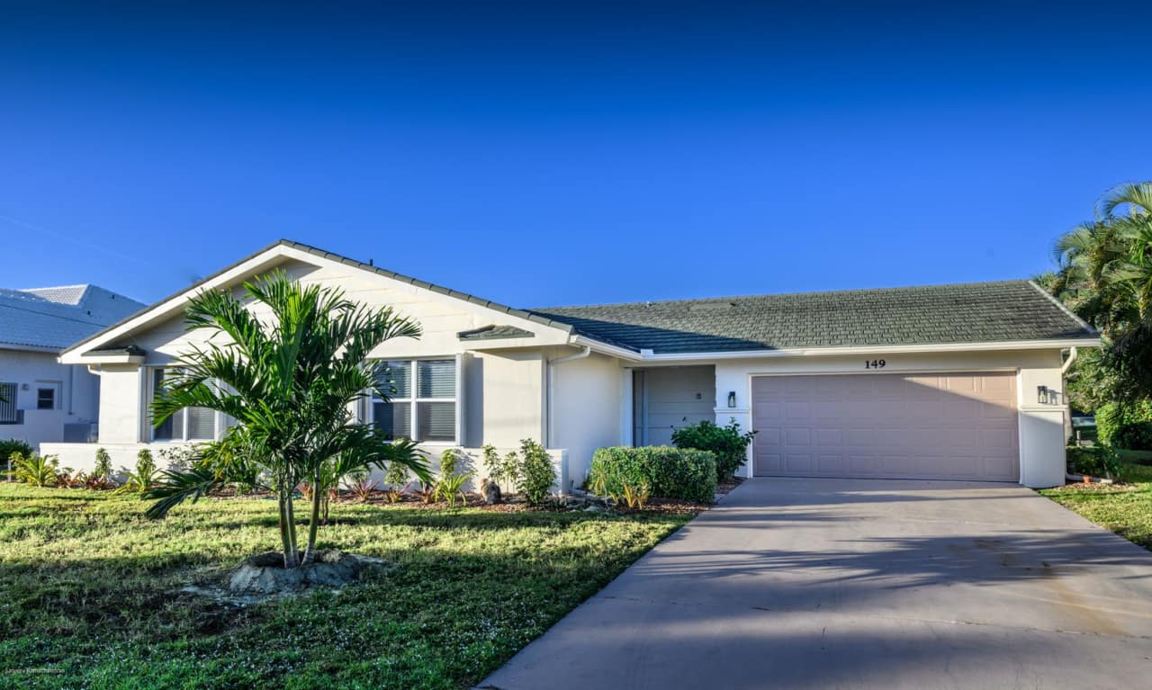 WATERFRONT WITH DOCK  LIFT. TURNKEY FURNISHED- SEASONAL / OFF-SEASON RENTAL