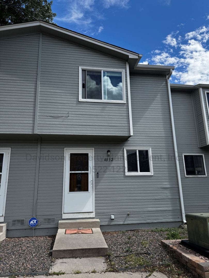 Cozy Updated 2 Bedroom Townhouse Near UCCS