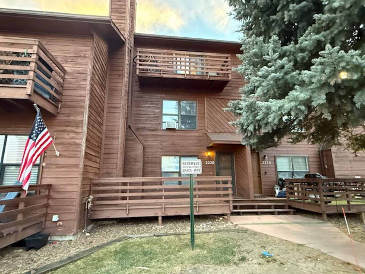 Beautiful West Side 2 Bedroom Condo w/ Views!!