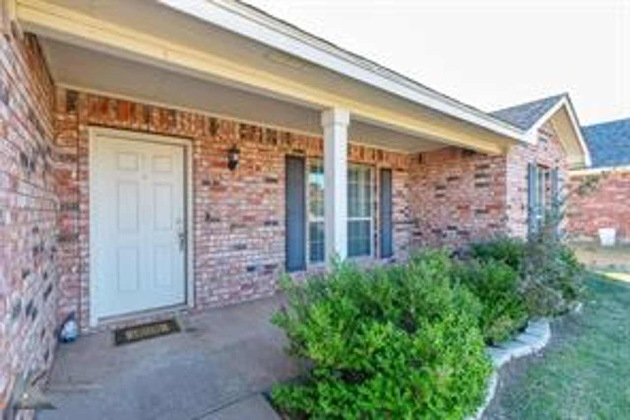 3/2/2 READY TO RENT!