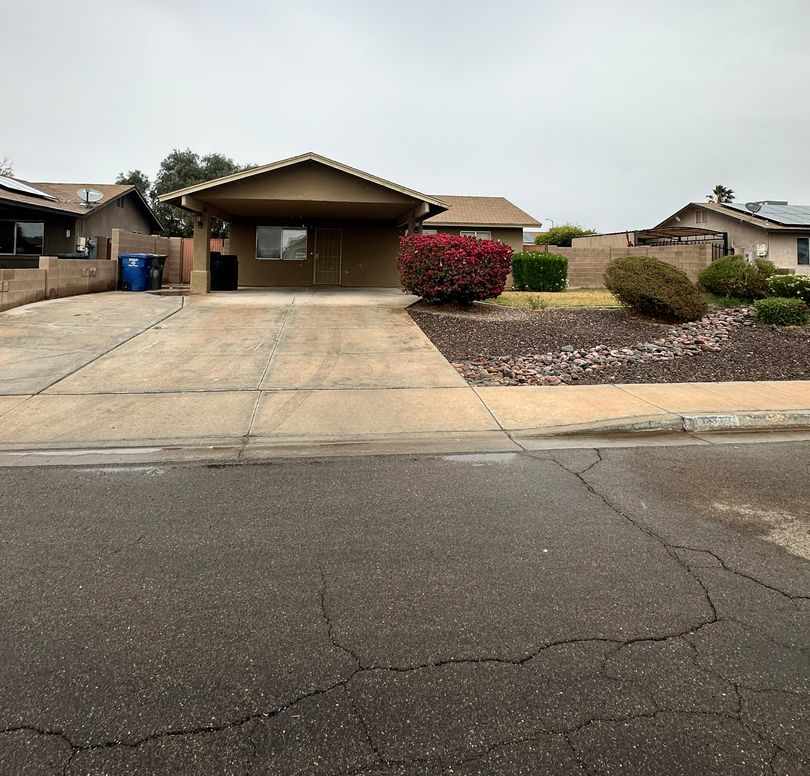 3 Beds/2bath, all tile throughout