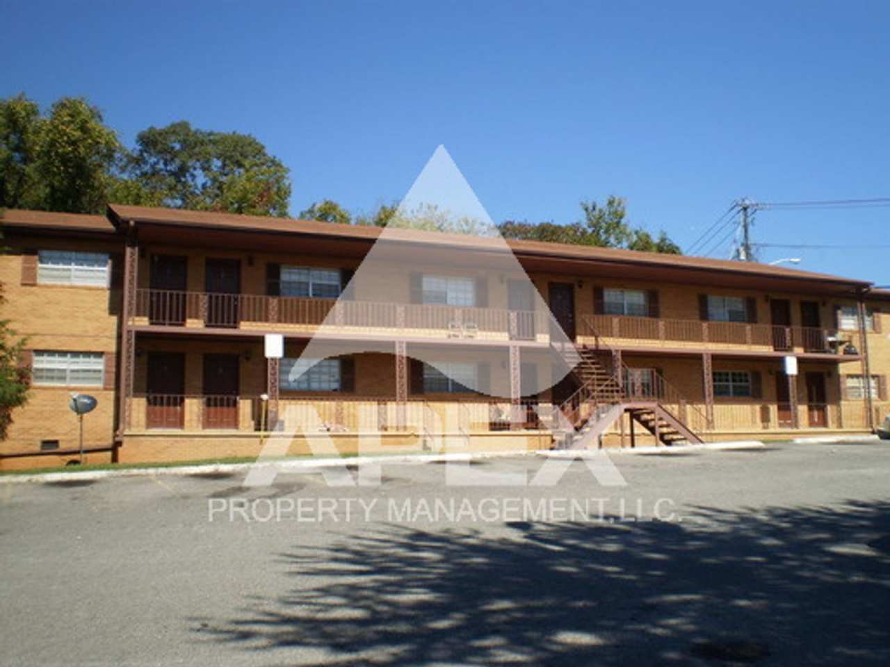 Spacious Top Floor 1 Bd - 1Ba Apartment in North Knox - InSkip Community!