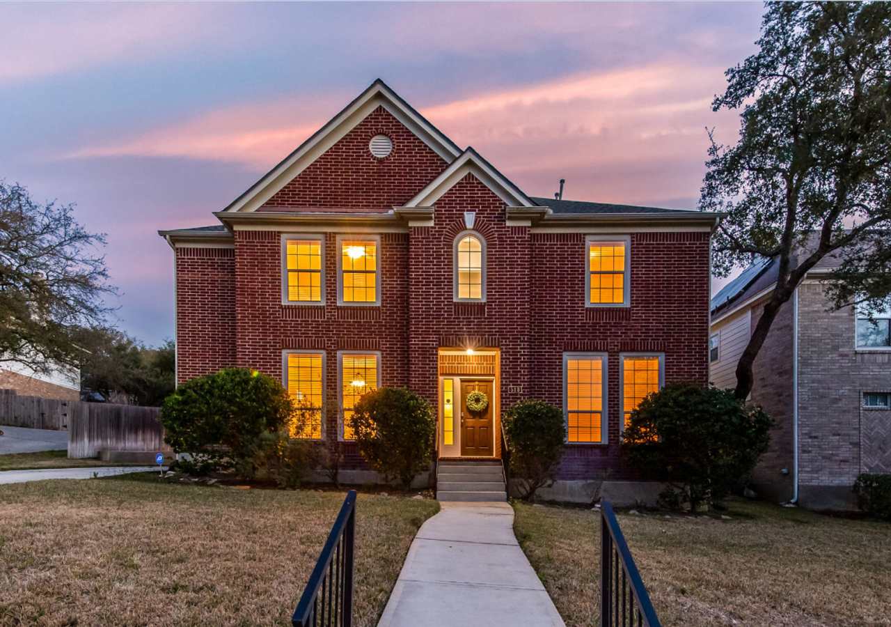 FREE RENT!!! WE'RE OFFERING A MOVE IN SPECIAL - ONE MONTH FREE RENT - INQUIRE FOR DETAILS***SPACIOUS 4 BEDROOM 3.5 BATH IN STONE OAK!!! EASY ACCESS TO RANDOLPH AFB  FT. SAM!!!