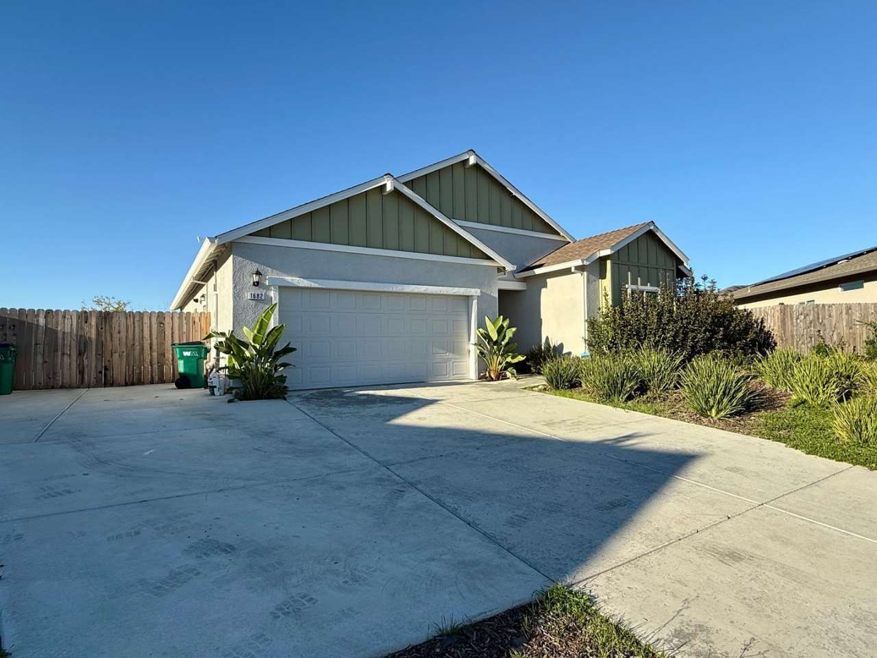 Beautiful 3 bedroom 2 bath w/Pool available in Orland!