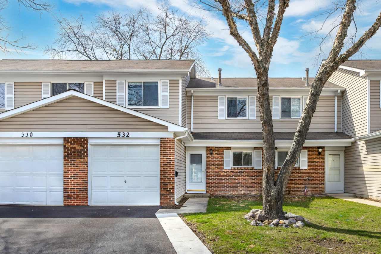 Carol Stream Townhome with Three Bedrooms and One Car Garage