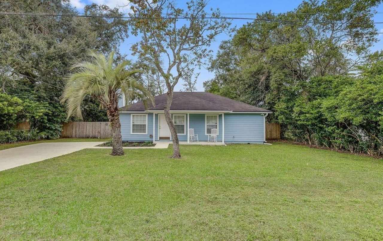 3 bedroom 2 bath house in the heart of Orange Park!