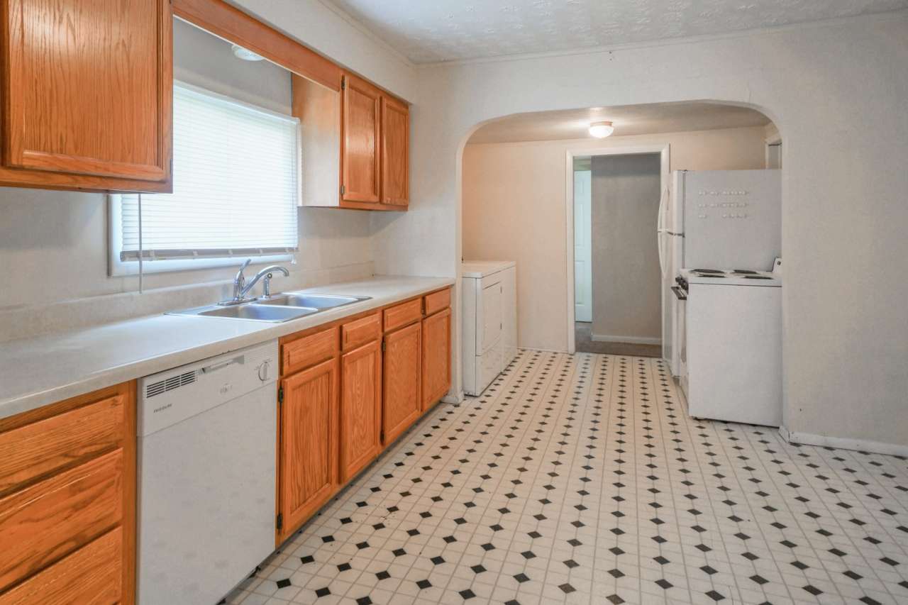 Great 3 Bedroom, 2 Bath - Just Off 17th St! *2027*