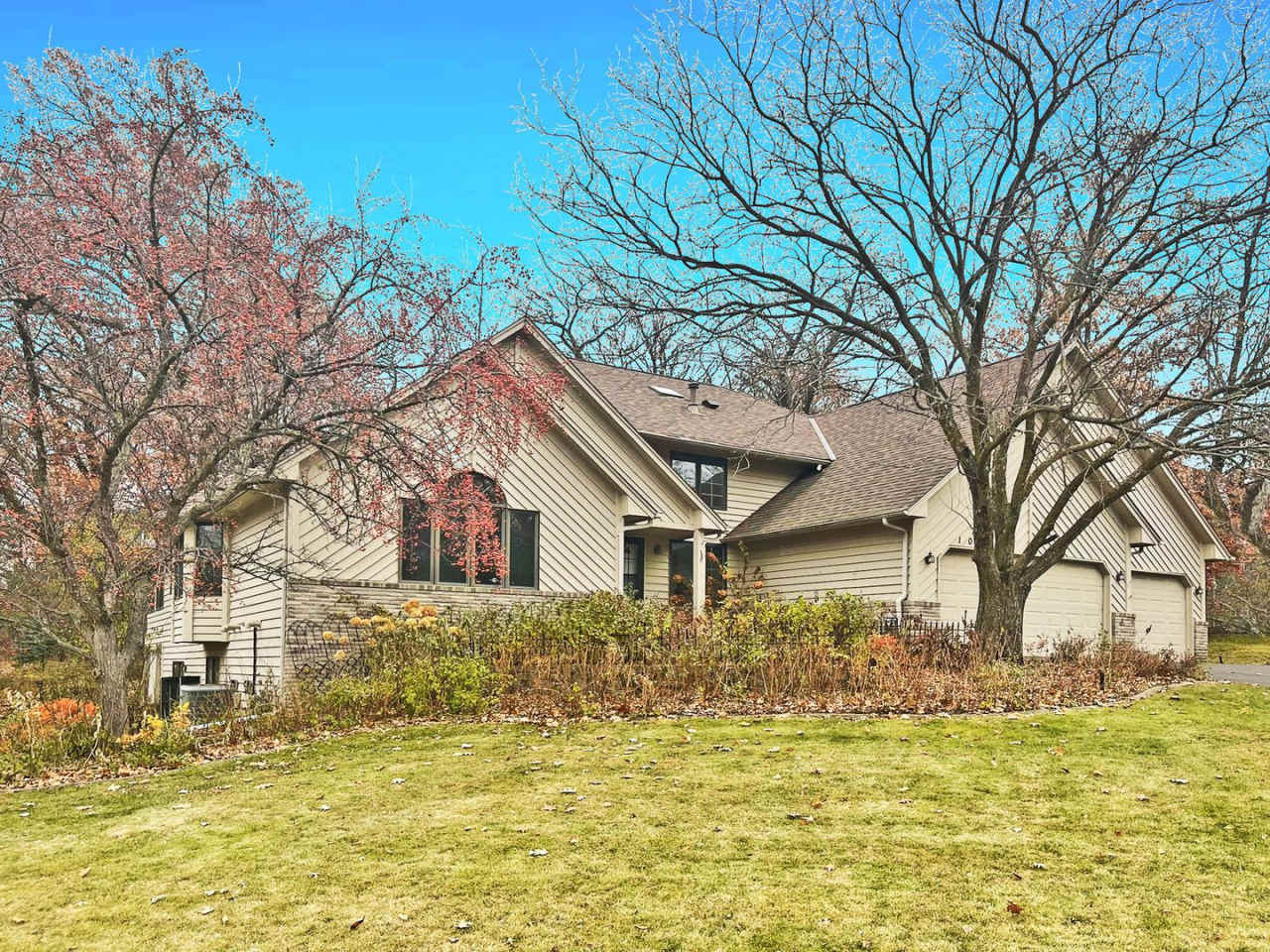 Newly Redone Luxury Lakeville Home, New Flooring, New Carpet, Skylights, Deck, Vaults, 3-Car Garage