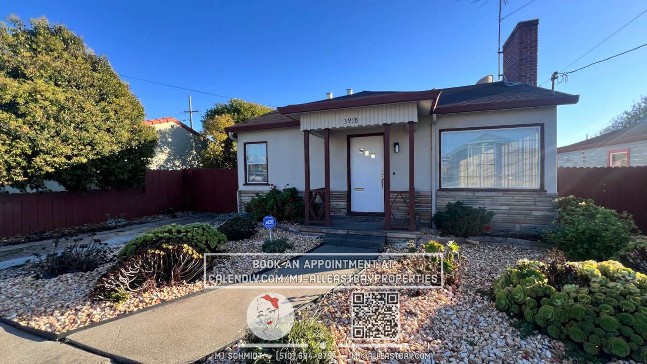 Beautiful 3 bedroom home with large backyard and garage
