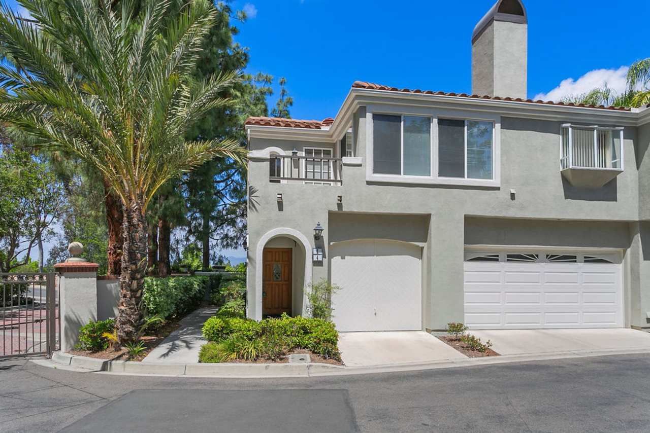 End-Unit Aliso Viejo Townhome in Gated Community
