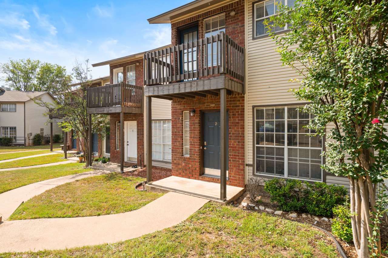 RIVER CROSSING TOWNHOME - 2BD -2.5BA - GREENBELT VIEW - WASHER/DRYER - RESERVED PARKING