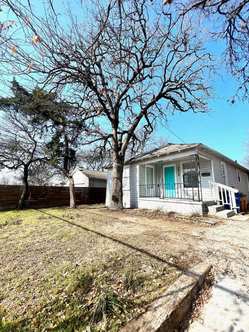 2910 E 12th St. Austin, TX 78702 - Beautiful, Newly Renovated Single-Family Home!! Huge Backyard!! See Pictures!!