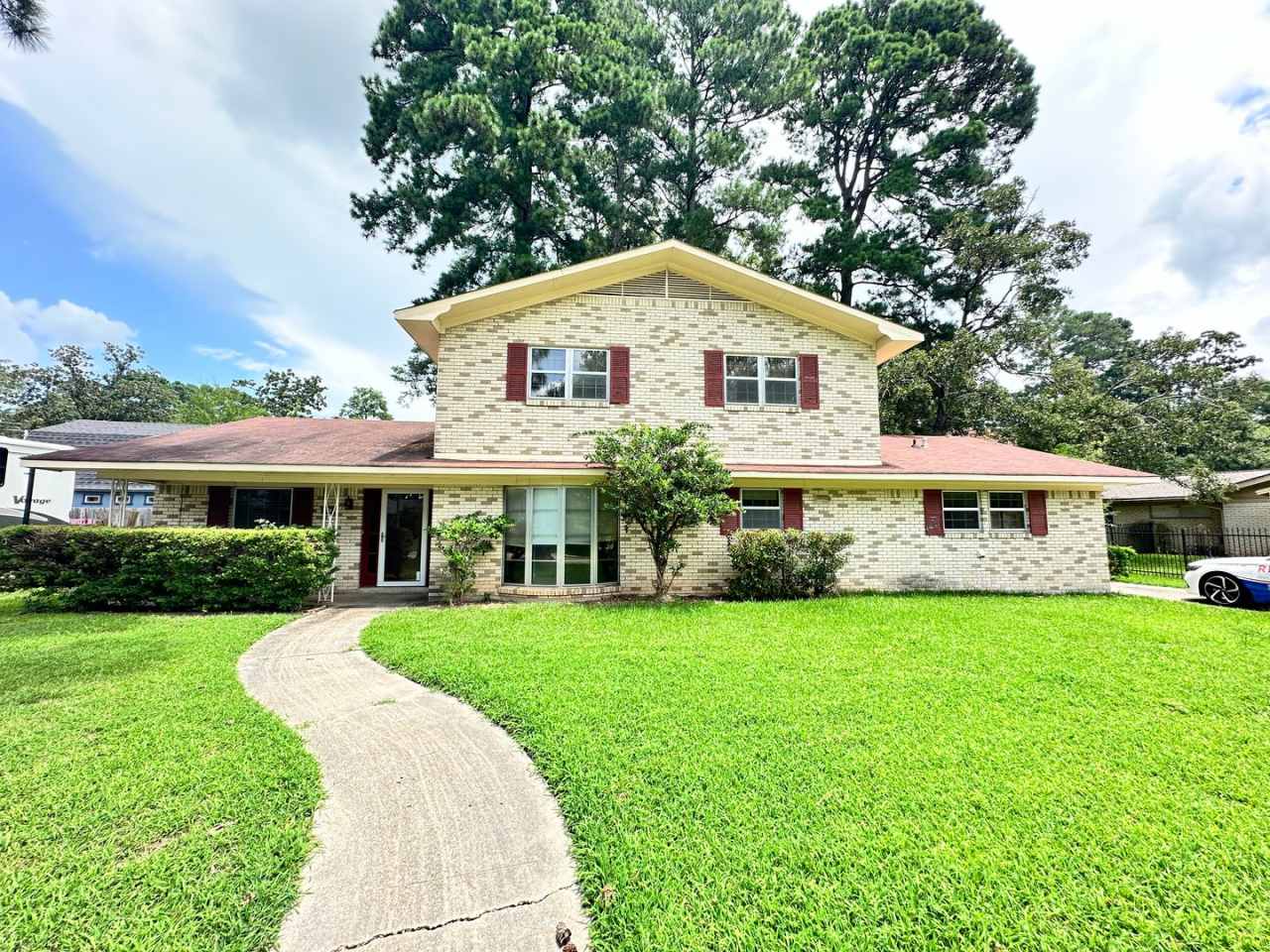 Large Home off Line Ave.....