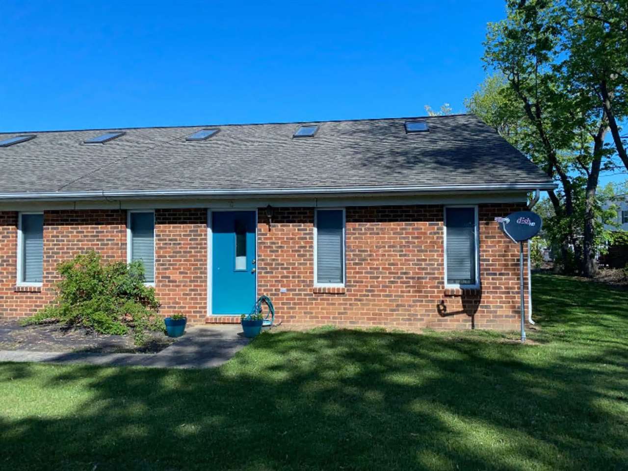 Cozy, end unit 2 bed/1 bath townhouse