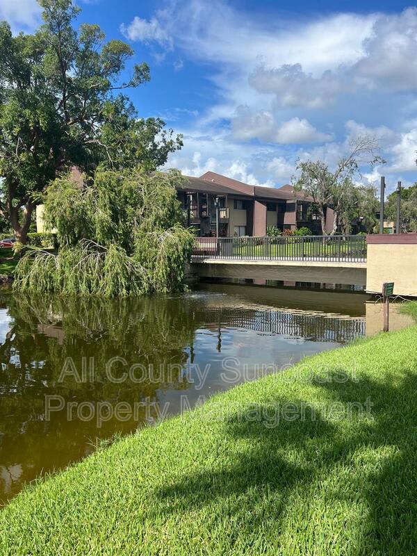 796 Village Lake Terrace N