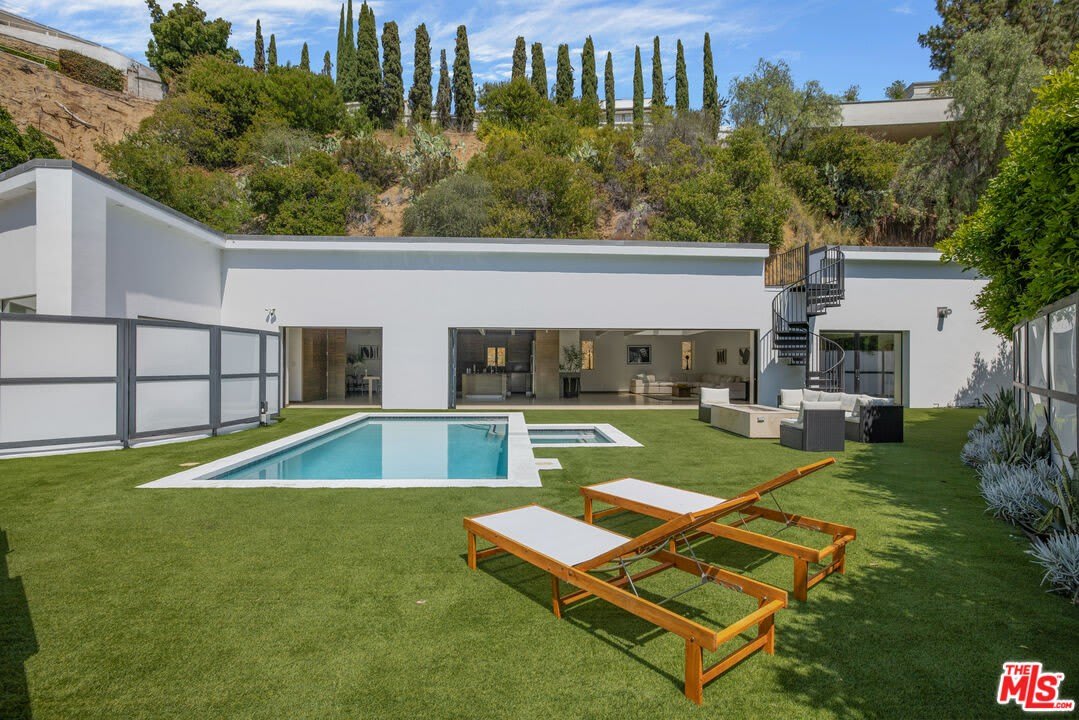 1401 Sunset Plaza Dr