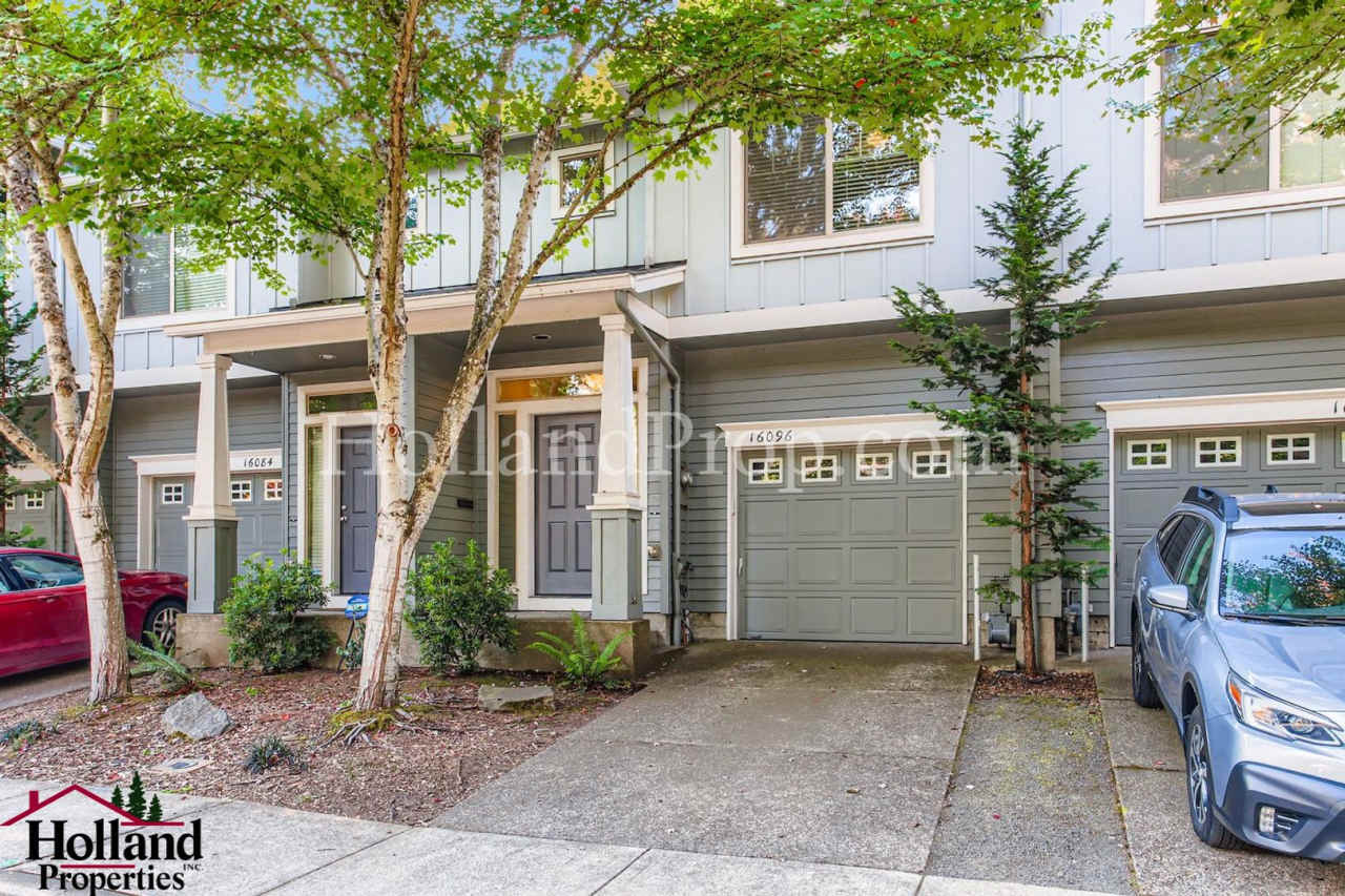 Beautiful Townhome with an Attached Garage in Sherwood!