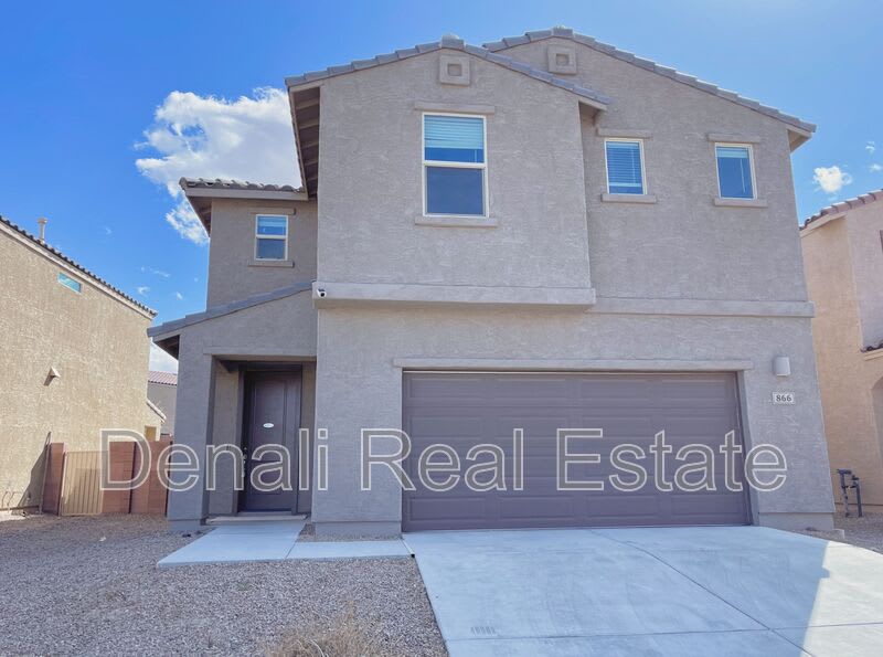 866 E Artesia Pl