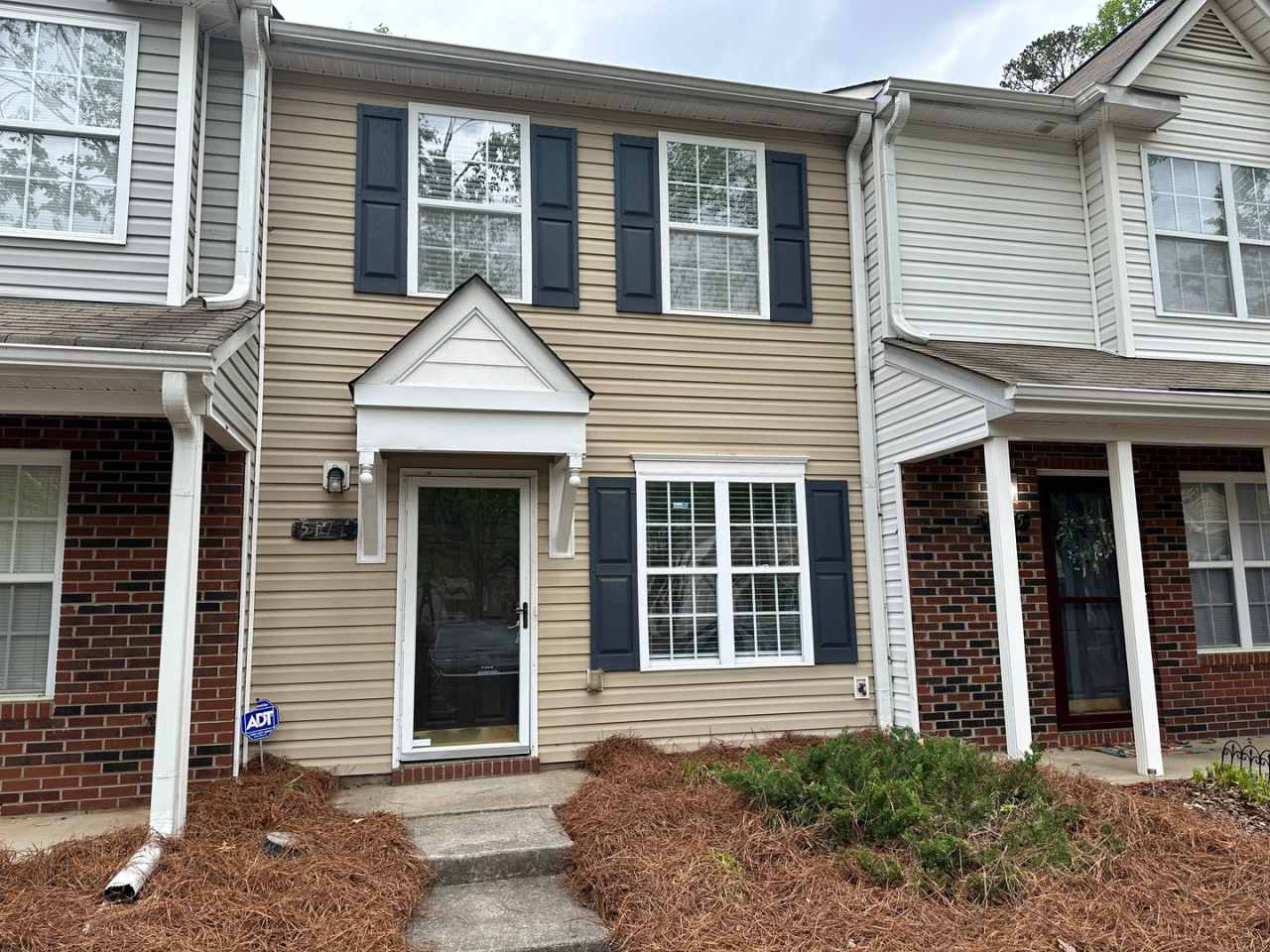 Lovely Two Bedroom Townhouse in Eastland-Wilora Lake Neighborhood