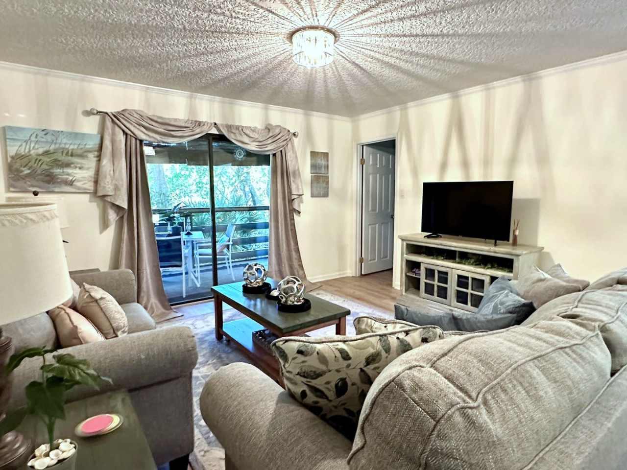 Close to Beach, Shopping, Restaurants! Fully Furnished, Ground Floor, 2/2
