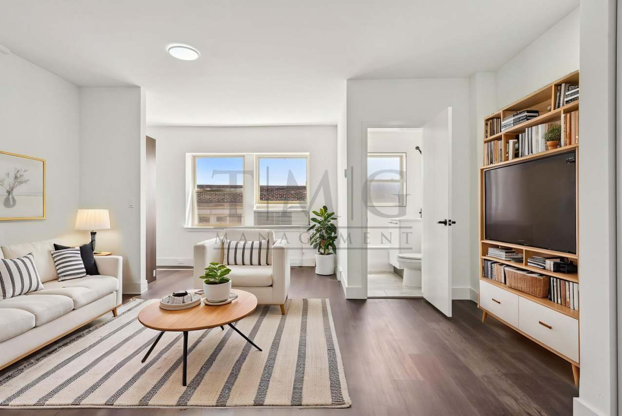 Modern Andersonville Studio with High-End Finishes  Abundant Natural Light!