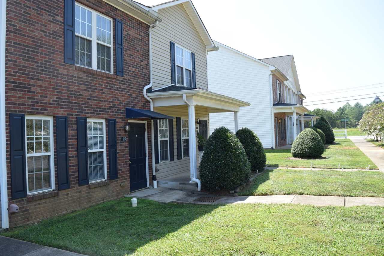 Spacious 2BR 2.5BA Townhome In Prime Location!