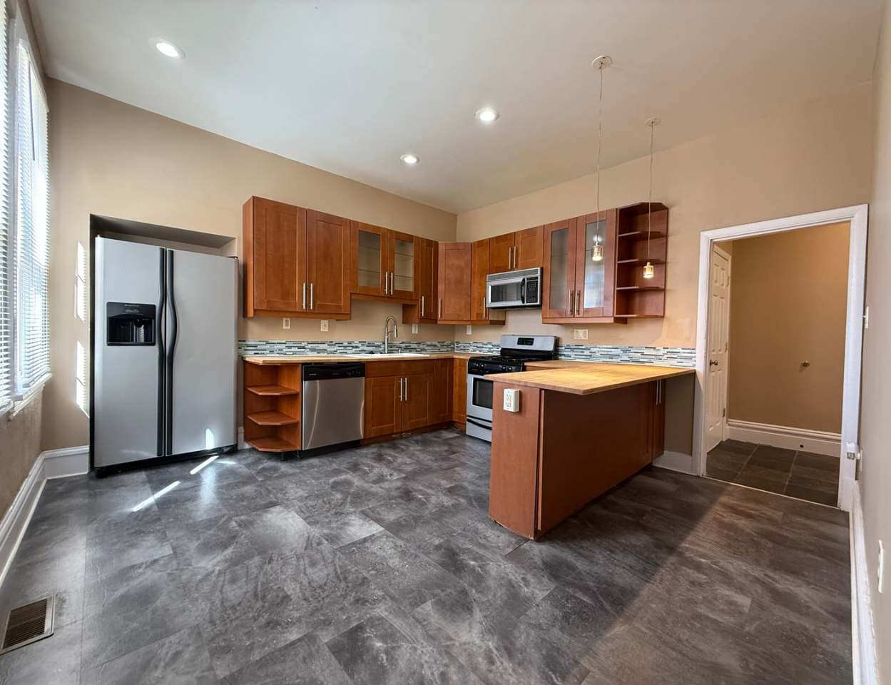 3BR 1.5bath Townhouse with fenced yard!