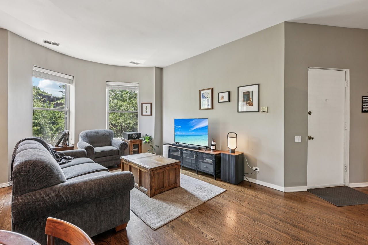 700 W Cornelia Ave Apt 3E