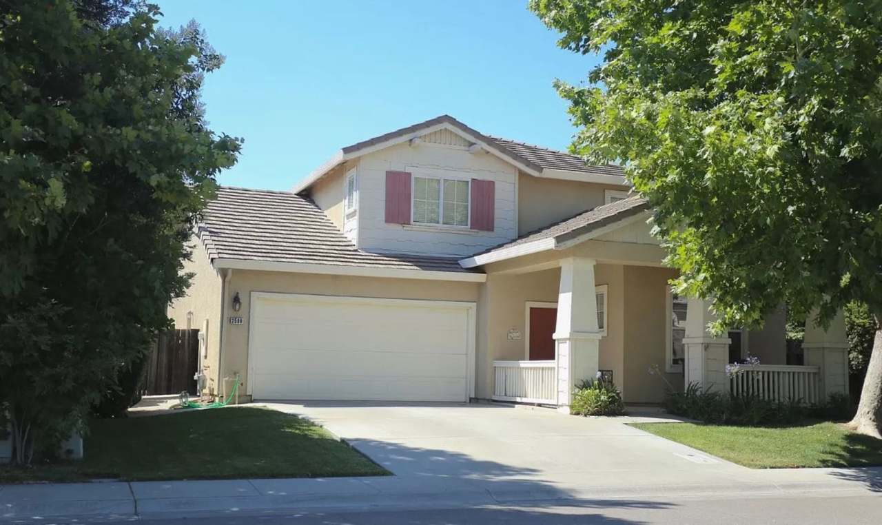 Wonderful 4 bedroom 3 full bath in the Wildhorse Golf Course Community.