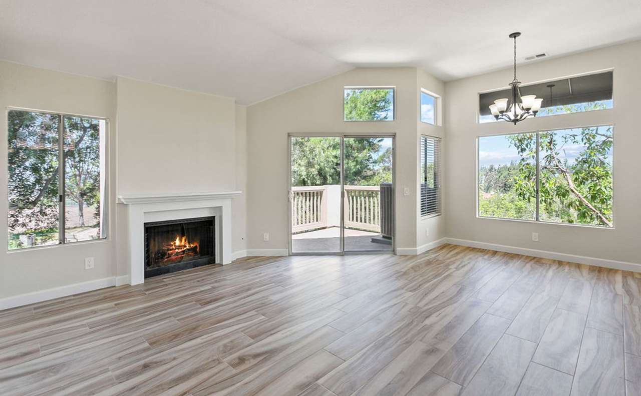 Beautiful End Unit Condo with Overlook of Park and Canyon!