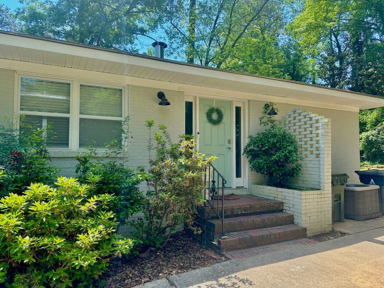 AVAILABLE NOW- Short distance to Downtown Auburn--One of Kind Home on Sherwood Dr in Auburn