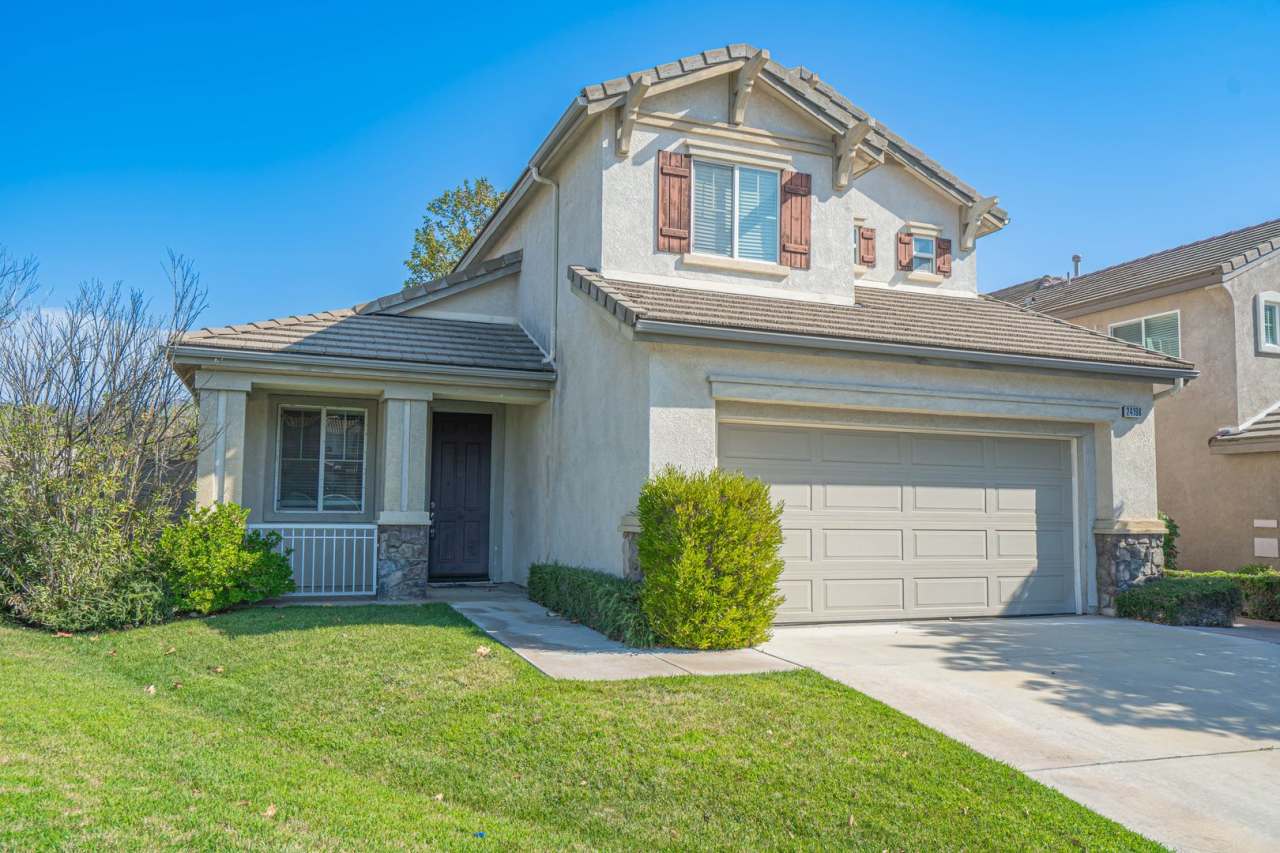 Charming 3-Bedroom Home with a Big Backyard  Gardener Service in Santa Clarita!
