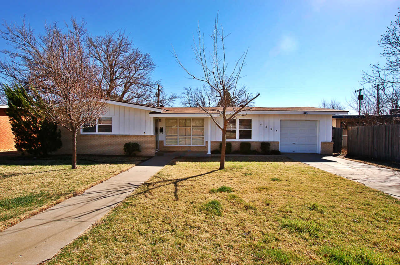 Charming 3-Bedroom Home Near Texas Tech – Bonus Shop Included!