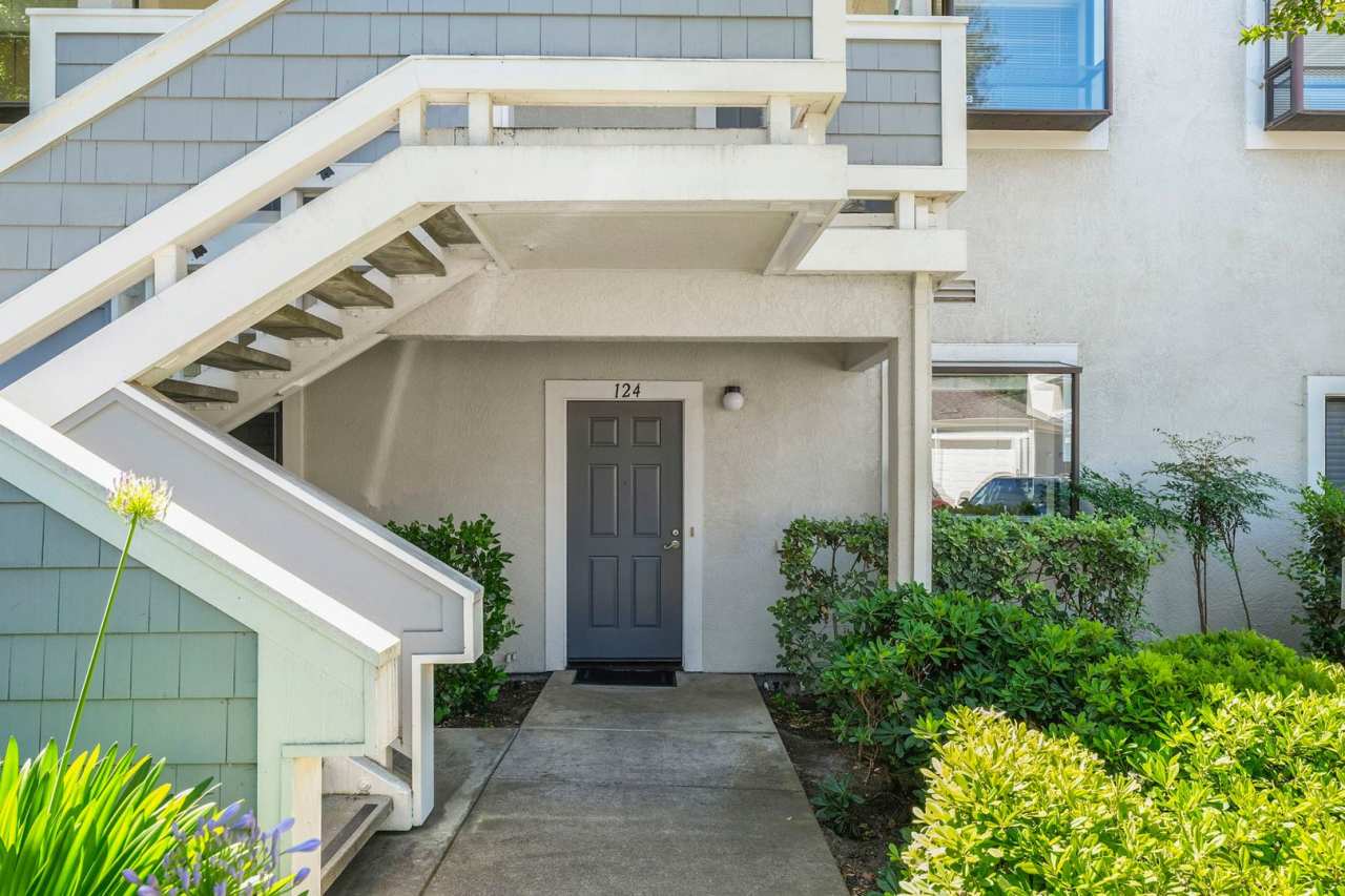 Beautiful single level condo, lower level w/1 car garage in Ashford Ct-Walnut Creek